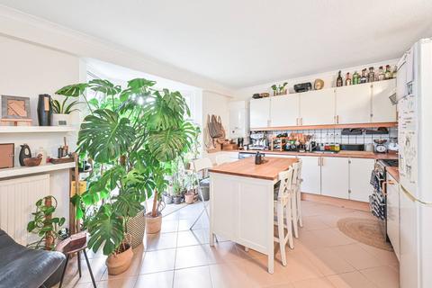 4 Hamlet Square, London, NW2 1SR