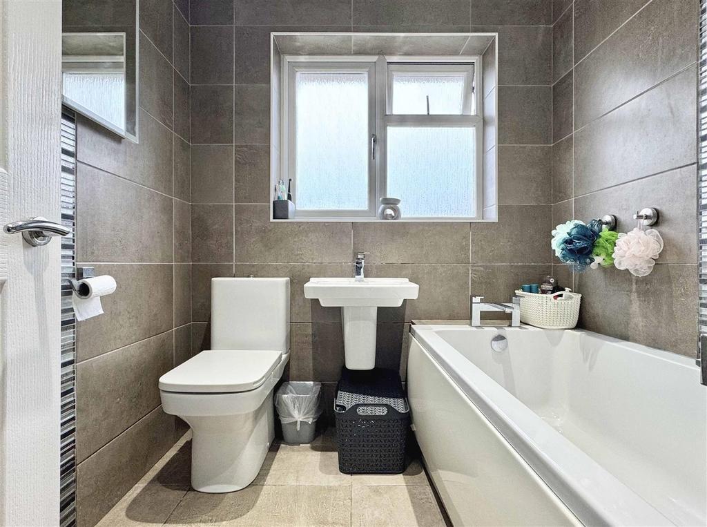 Bathroom b.jpg