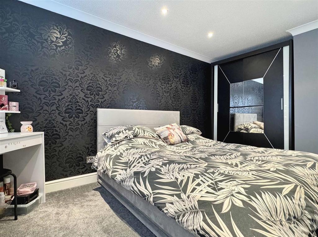 Bedroom 1b.jpg