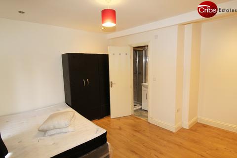 1 bedroom in a house share to rent, Morden, SM4