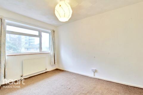 3 bedroom terraced house to rent, Dixon Close, MAIDSTONE