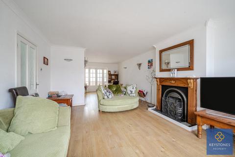 11 Don Way, Romford, RM1 4YR