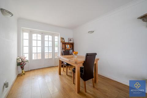11 Don Way, Romford, RM1 4YR