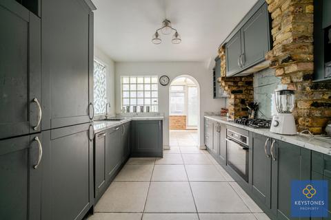 11 Don Way, Romford, RM1 4YR