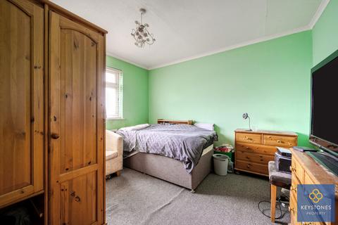 11 Don Way, Romford, RM1 4YR