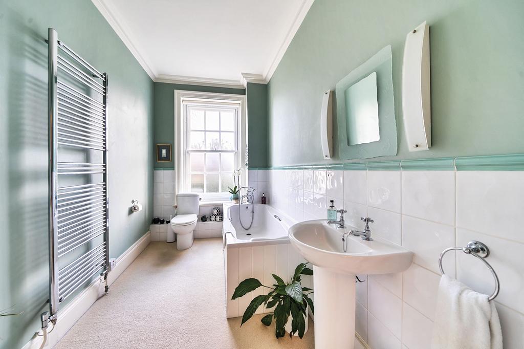 Bathroom W.C (2)
