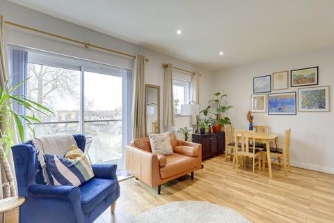 2 bedroom flat for sale, Highfield Close, Hither Green , London, SE13