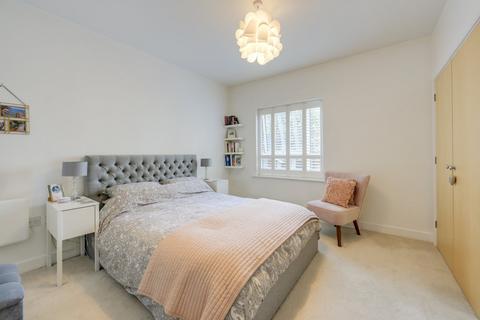 1 bedroom flat for sale, Desvignes Drive, Hither Green, London, SE13