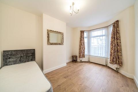 3 bedroom house to rent, Links Road, London SW17