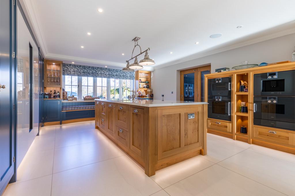 Absolutely Fabulous Kitchen &amp; Breakfast Area