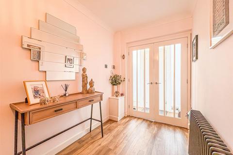 16 Crouch Avenue, Hullbridge, Hockley, SS5 6BP