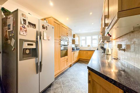 16 Crouch Avenue, Hullbridge, Hockley, SS5 6BP