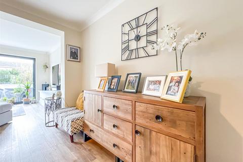 16 Crouch Avenue, Hullbridge, Hockley, SS5 6BP