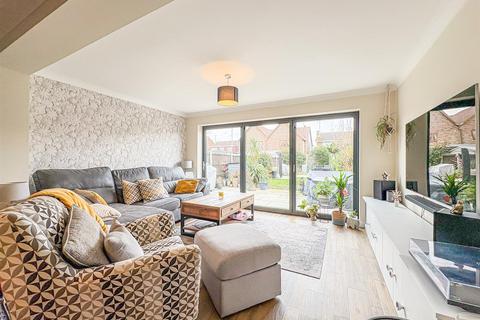 16 Crouch Avenue, Hullbridge, Hockley, SS5 6BP