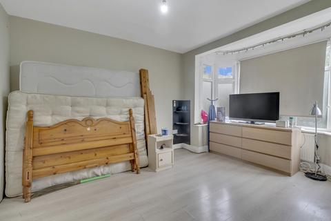 2 bedroom ground floor flat for sale, Waverley Gardens, London