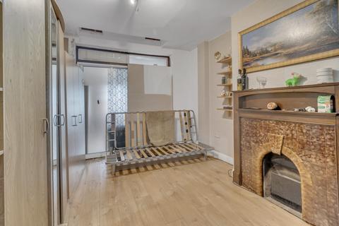 2 bedroom ground floor flat for sale, Waverley Gardens, London