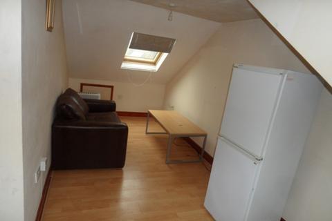 Studio to rent, Lancaster Road, Southall