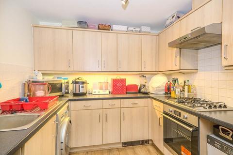 2 bedroom flat to rent, 136 Felixstowe Road, London SE2