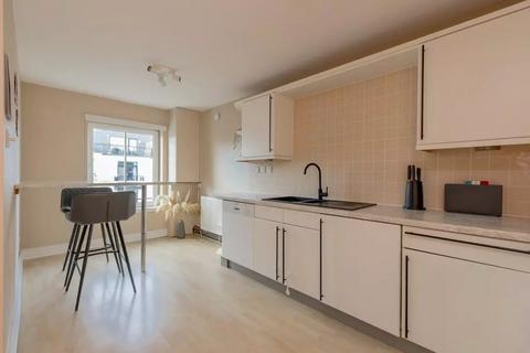 2 bedroom flat to rent, 85/13