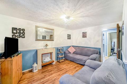 2 bedroom flat for sale, Howdale Road, Hull HU8