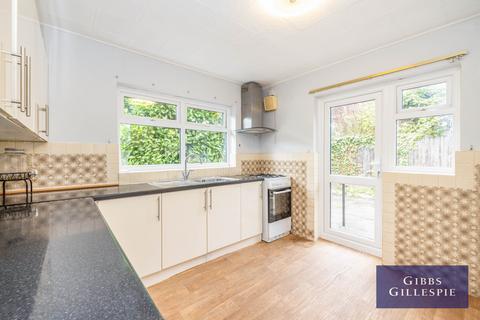 2 bedroom bungalow to rent, Woodford Crescent, Pinner