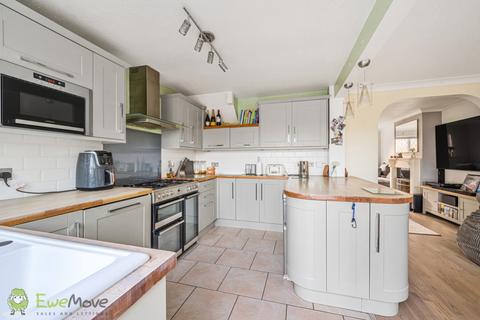 8 Carrington Crescent, Tadley, RG26 4XE