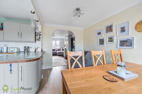 8 Carrington Crescent, Tadley, RG26 4XE