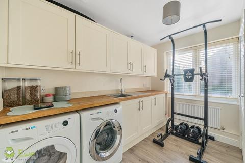 8 Carrington Crescent, Tadley, RG26 4XE