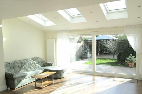 7 Chivenor Grove, Kingston Upon Thames, KT2 5GE