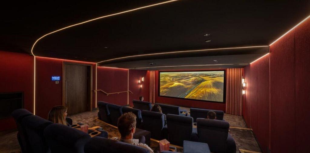 66a26cfa89b22f133ae672a4 amenities-cinema-1-2x-105
