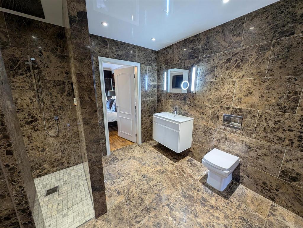 Jack and jill bathroom/shower/wc