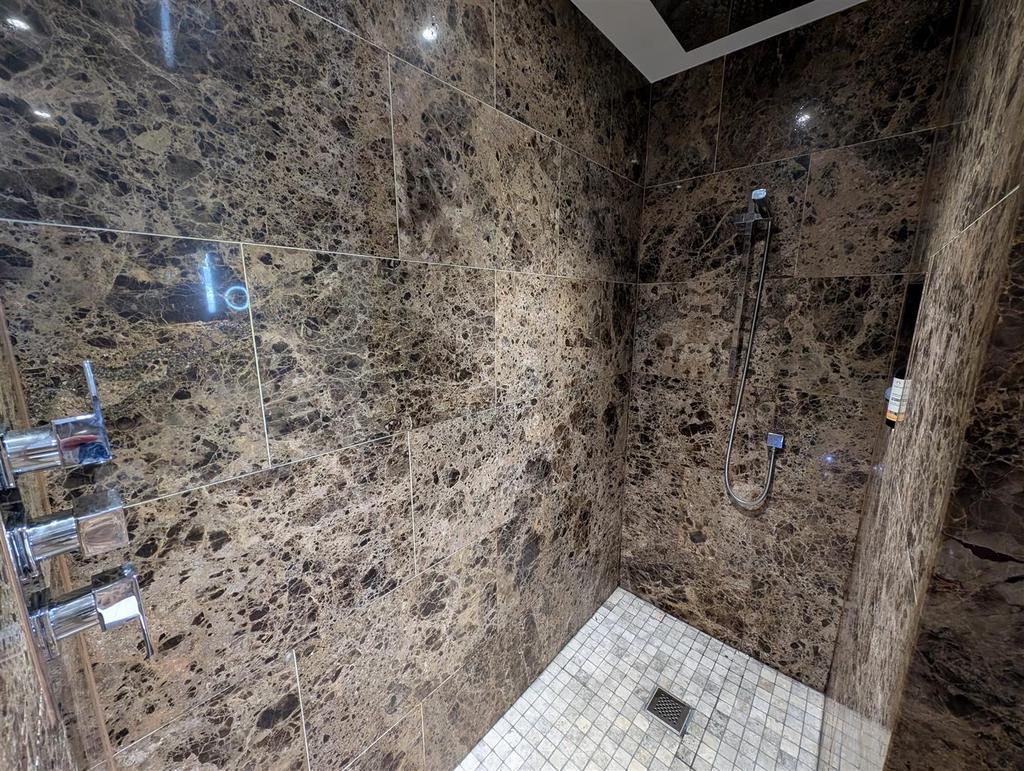 Jack and jill bathroom/shower/wc