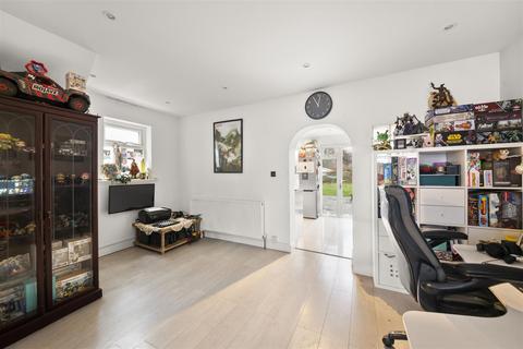 3 bedroom end of terrace house for sale, Lansbury Avenue, Feltham TW14