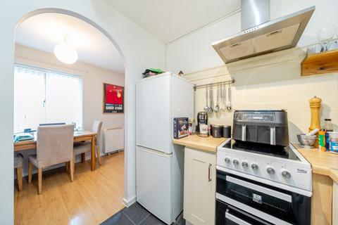 2 bedroom flat for sale, Swinnow Close, Leeds, LS13