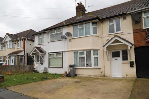 3 bedroom terraced house to rent, Byron Avenue, Hounslow TW4