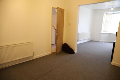 3 bedroom terraced house to rent, Byron Avenue, Hounslow TW4