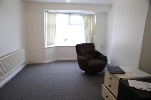 3 bedroom terraced house to rent, Byron Avenue, Hounslow TW4