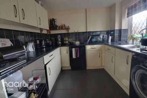 2 bedroom terraced house to rent, Dorel Close, LUTON