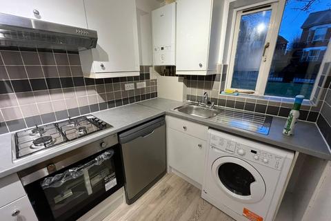 2 bedroom flat to rent, Siskin Close, Bushey