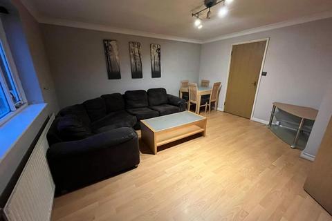 2 bedroom flat to rent, Siskin Close, Bushey