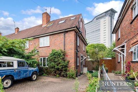 28 Robin Grove, Brentford, TW8 8DG