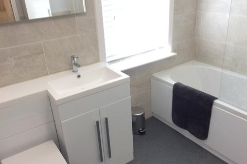 3 bedroom terraced house to rent, Heald Place, Manchester M14