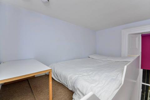 Studio to rent, Collingham Place, South Kensington, London, SW5