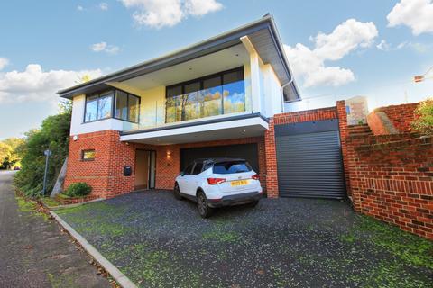 3 bedroom detached house to rent, Hellesdon Road, Norwich NR6