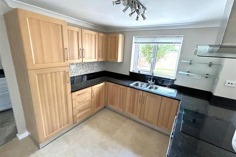 4 bedroom detached house to rent, Bishop Close, Chippenham