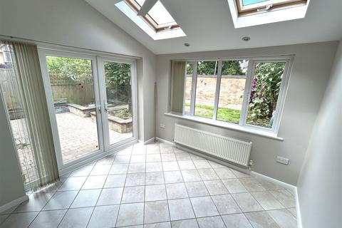 4 bedroom detached house to rent, Bishop Close, Chippenham