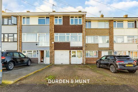 61 Cowdray Way, Hornchurch, RM12 4AX