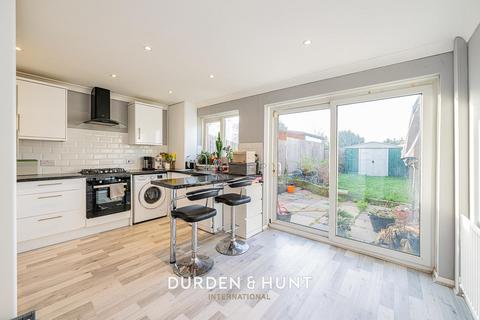 61 Cowdray Way, Hornchurch, RM12 4AX