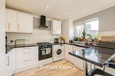 61 Cowdray Way, Hornchurch, RM12 4AX