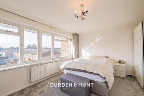 61 Cowdray Way, Hornchurch, RM12 4AX